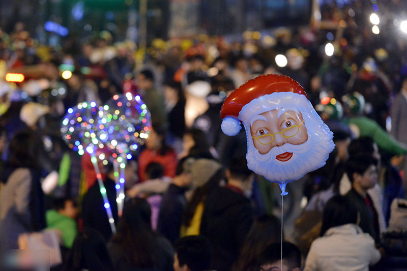 Biển người ra đường đón Giáng sinh